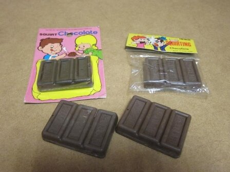 Waterspuiter in de vorm van chocolade. Lengte 5,5 cm x Breedte 4 cm. 1 plastic zak