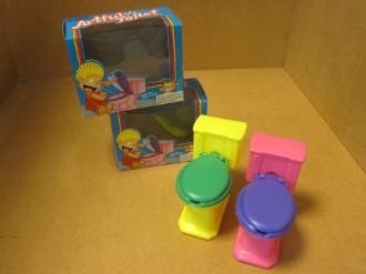 Waterspuit toilet. Kleuren groen/geel en roze/paars